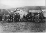 Snímek z letiště ve Kbelích z roku 1923, kde je zachycena skupina lidí, která pracovala pro aerolinku CFRNA (později přejmenovanou na CIDNA)