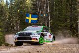 Švédská rallye: Emil Lindholm s privátním vozem ŠKODA vede v kategorii WRC3 – dobrý začátek pro Olivera Solberga