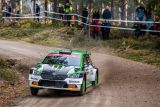 Švédská rallye: Emil Lindholm s privátním vozem ŠKODA vede v kategorii WRC3 – dobrý začátek pro Olivera Solberga