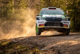 Švédská rallye: Emil Lindholm s privátním vozem ŠKODA vede v kategorii WRC3 – dobrý začátek pro Olivera Solberga