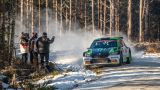 Švédská rallye: Emil Lindholm s privátním vozem ŠKODA vede v kategorii WRC3 – dobrý začátek pro Olivera Solberga