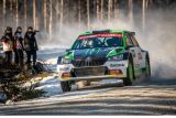 Švédská rallye: Emil Lindholm s privátním vozem ŠKODA vede v kategorii WRC3 – dobrý začátek pro Olivera Solberga