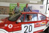 Oldřich Horsák (ve svém někdejším voze), Ladislav Křeček (vlevo) a Miloslav Zapadlo u legendárního automobilu ŠKODA 200 RS