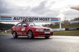 Legendární safety car Autodromu Most míří do dobročinné aukce