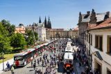 Obrazem: Slavnostní průvod autobusů k výročí 100 let od zahájení pravidelného provozu autobusů v Praze