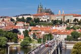 Obrazem: Slavnostní průvod autobusů k výročí 100 let od zahájení pravidelného provozu autobusů v Praze