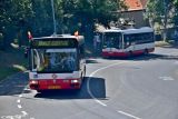 Obrazem: Slavnostní průvod autobusů k výročí 100 let od zahájení pravidelného provozu autobusů v Praze