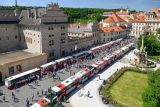 Obrazem: Slavnostní průvod autobusů k výročí 100 let od zahájení pravidelného provozu autobusů v Praze