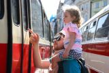 Obrazem: Slavnostní průvod autobusů k výročí 100 let od zahájení pravidelného provozu autobusů v Praze