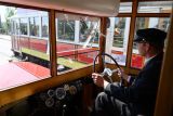 Obrazem: Slavnostní průvod autobusů k výročí 100 let od zahájení pravidelného provozu autobusů v Praze