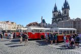 Obrazem: Slavnostní průvod autobusů k výročí 100 let od zahájení pravidelného provozu autobusů v Praze