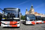 Obrazem: Slavnostní průvod autobusů k výročí 100 let od zahájení pravidelného provozu autobusů v Praze