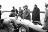 Enzo Ferrari a vůz Ferrari Dino 246, v kokpitu Mike Hawthorn