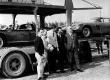 Nino Vaccarella, John Surtees, Mike Parkes, Lodovico Scarfiotti a Enzo Ferrari, 1964